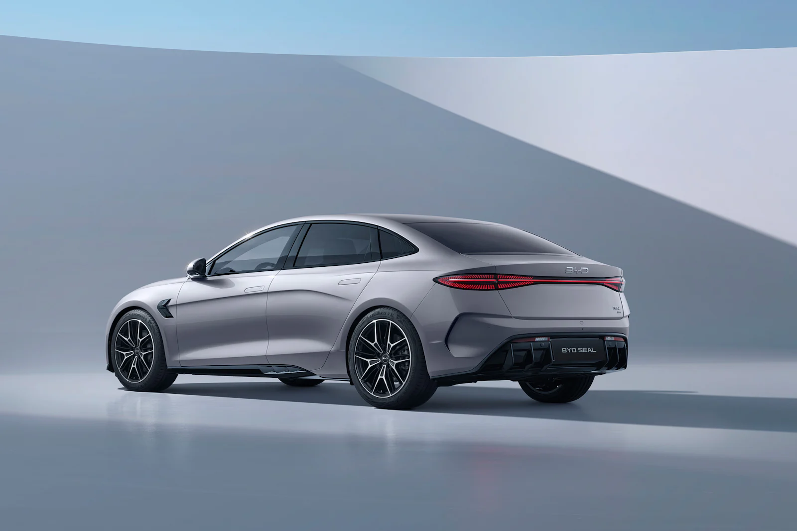 BYD SEAL 2026 foto exterior estática trasera 3/4