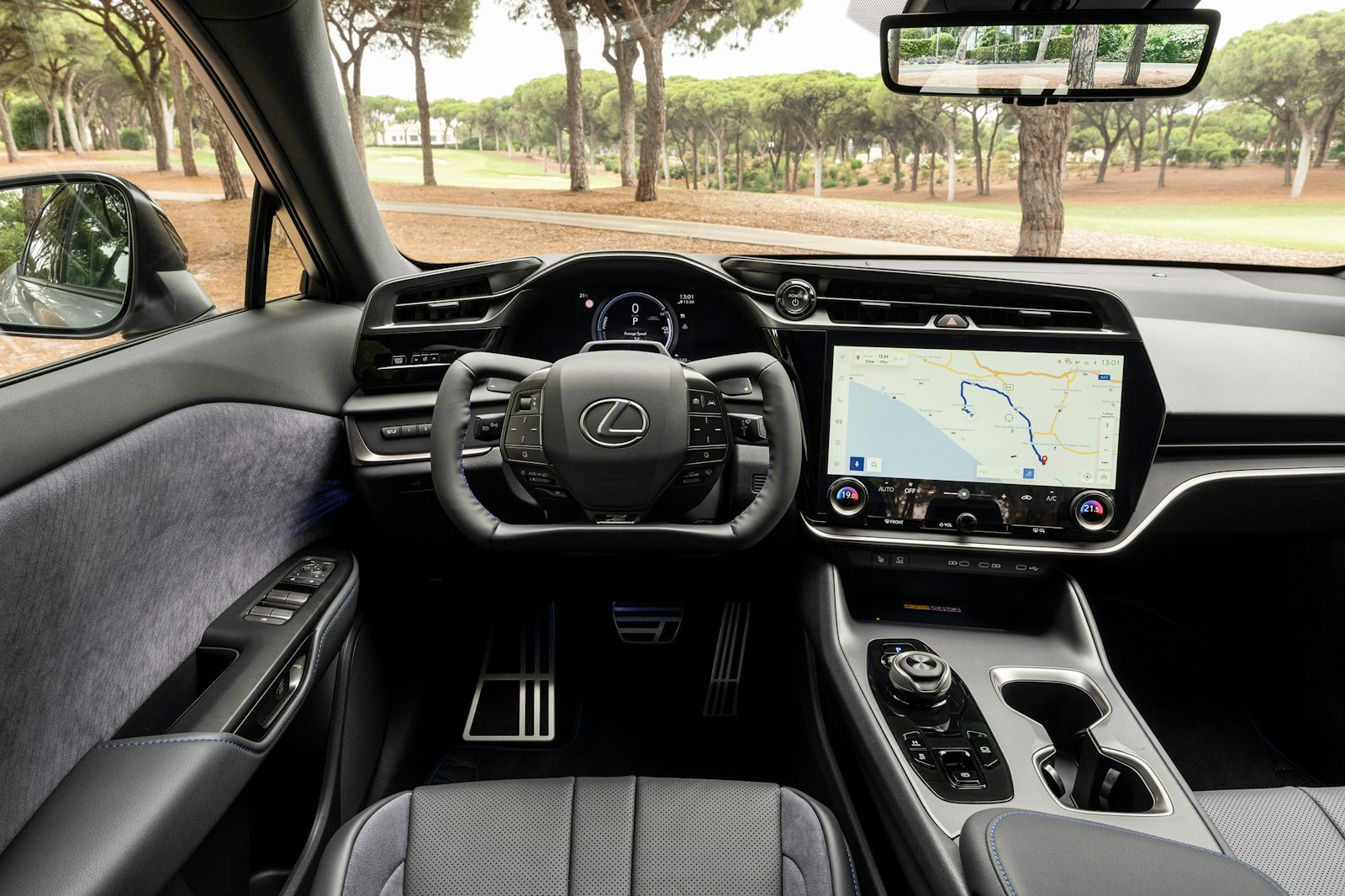 Volante y multimedia del Lexus RZ F Sport