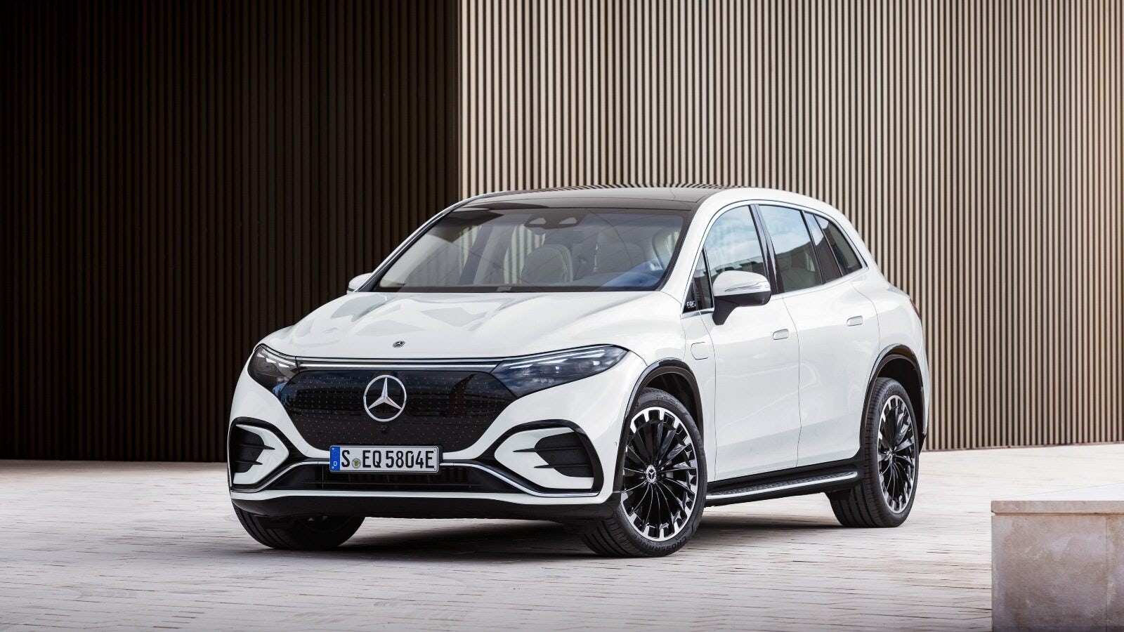 EQS SUV frontal carwow