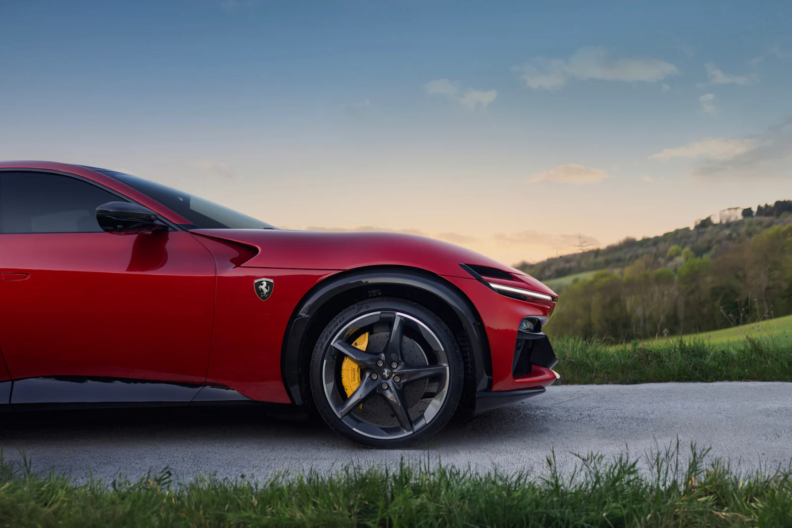 Ferrari Purosangue Handling Speciale foto exterior lateral morro