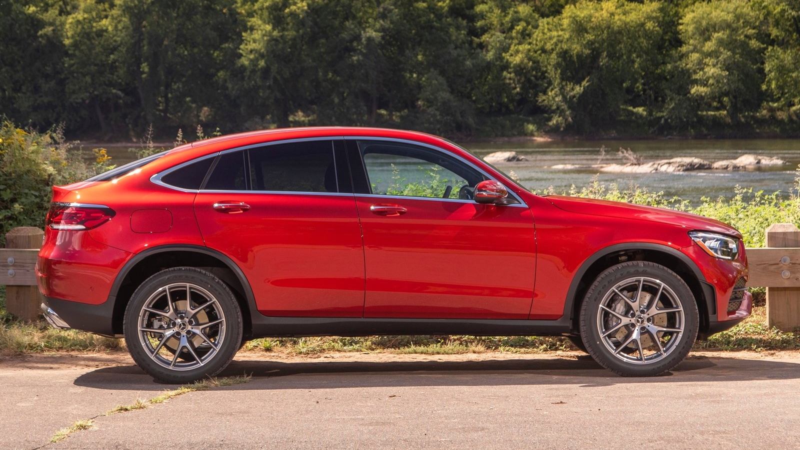 Vista lateral Mercedes GLC Coupé 2021 rojo