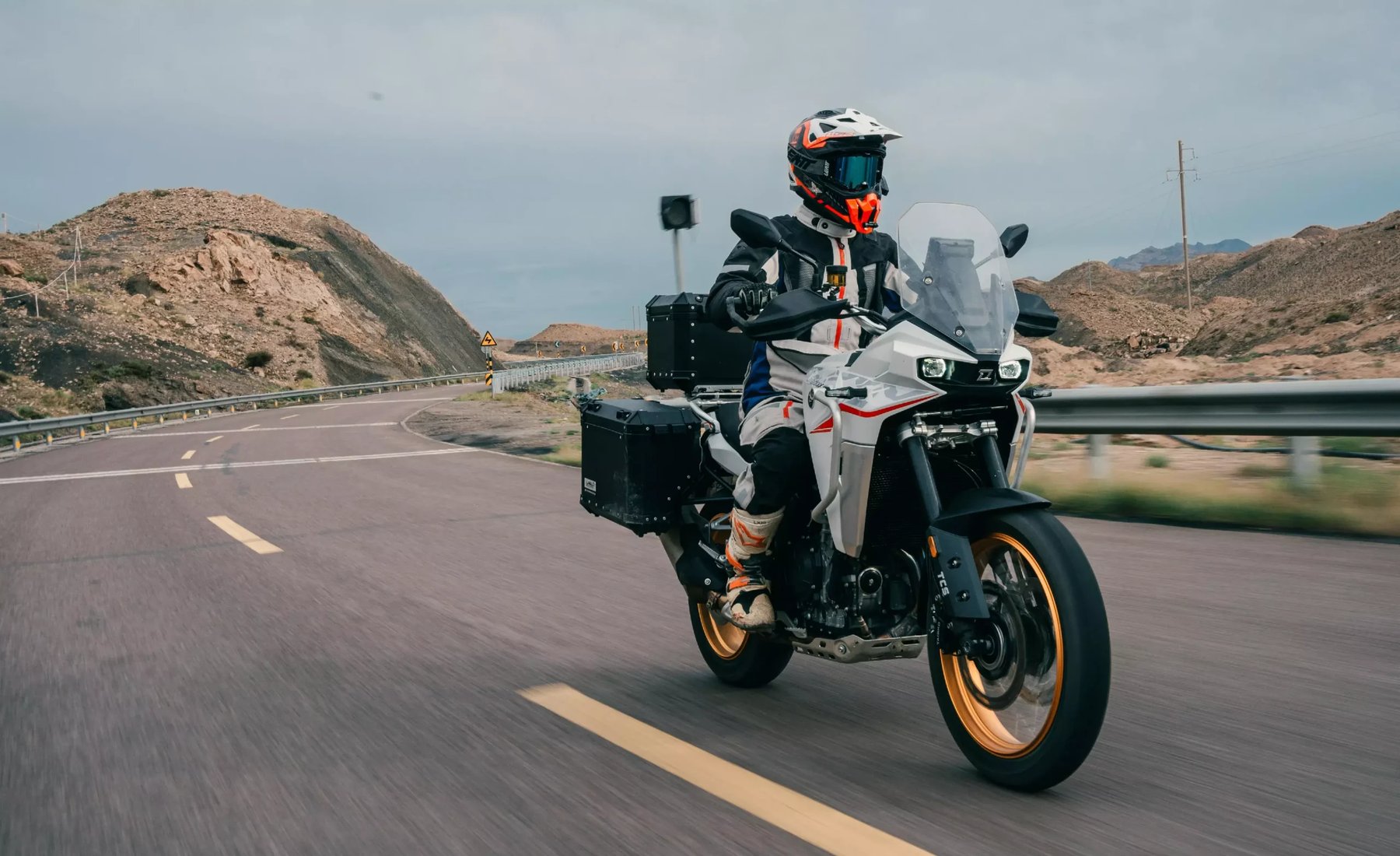 Kove 800X GT 2026 en carretera con maletas laterales y un piloto con casco