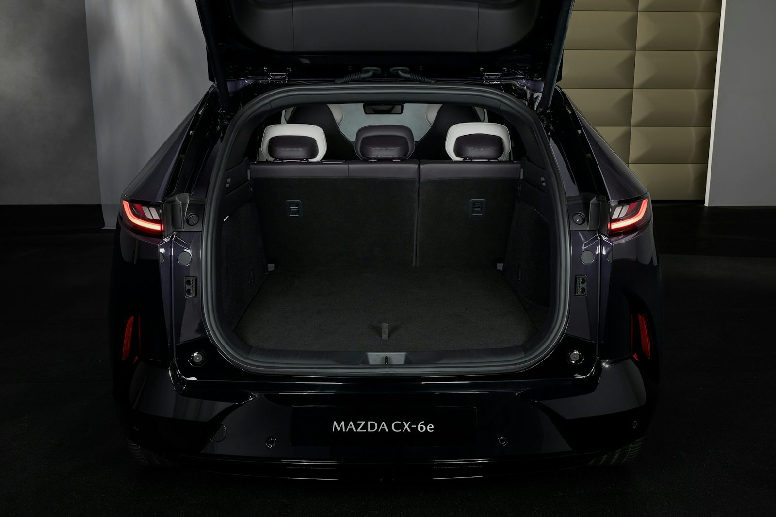 Mazda CX6e foto maletero