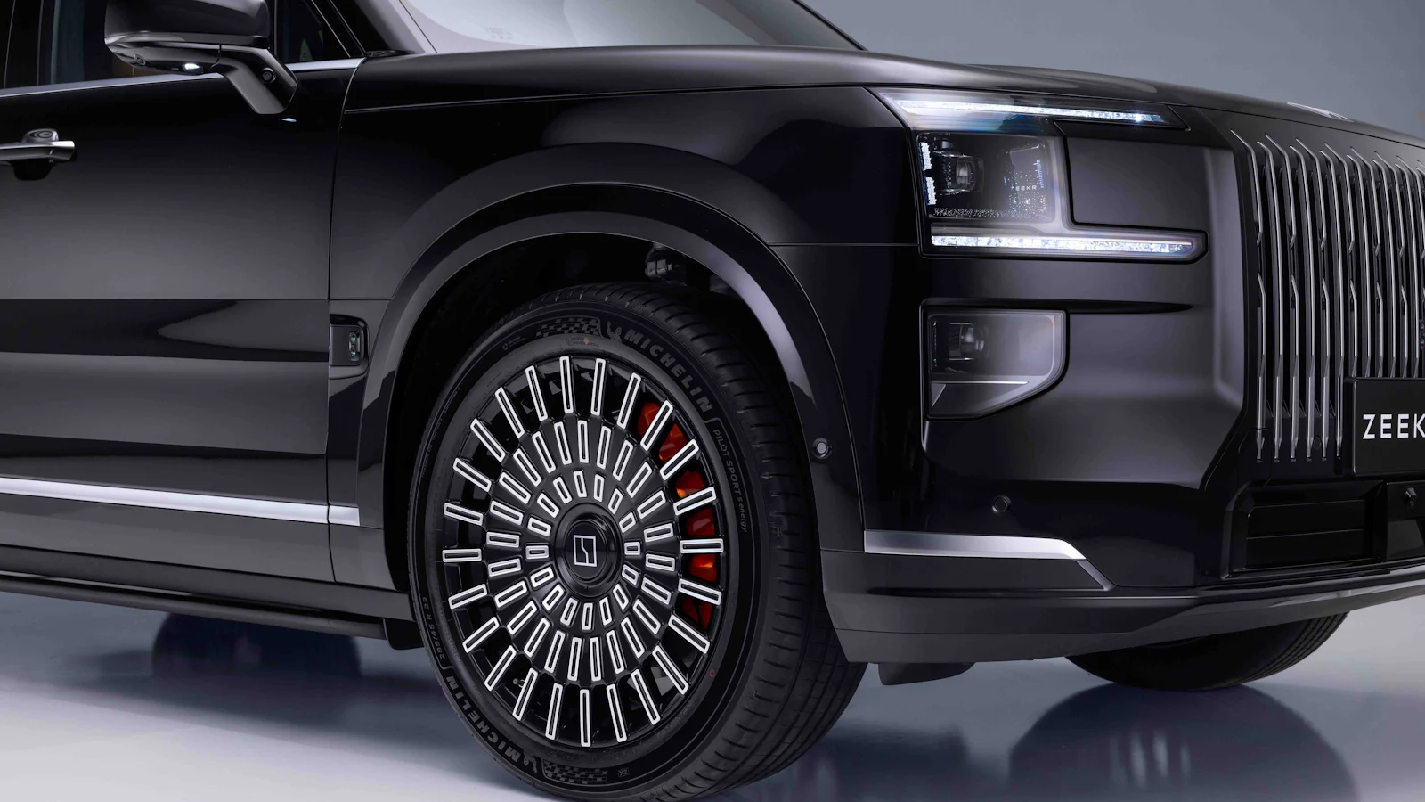 Detalle del Zeekr 9X de la rueda y el faro delantero